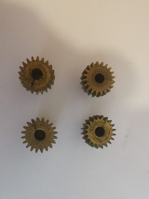 MECCANO SET MIT 4 RITZELN 20 ZÄHNE 1 GEWINDELOCH Ref. 26