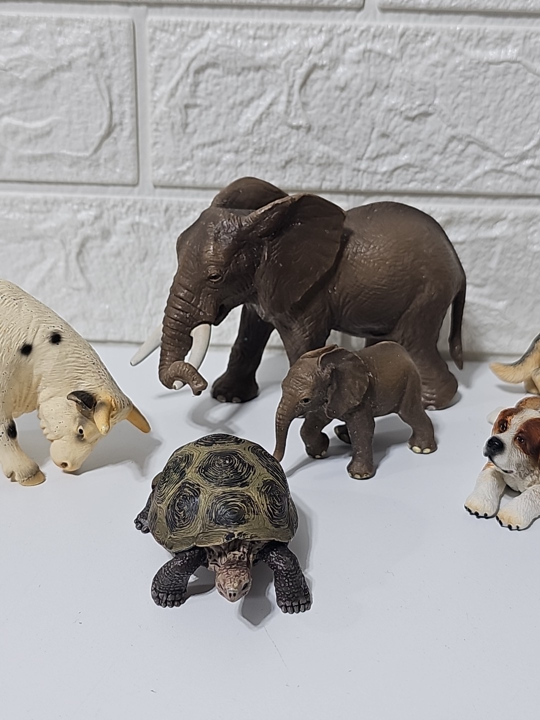 Schleich Germany Lot Of 9 Animal Figures African Elephants, Turtle, Dogs, Bull