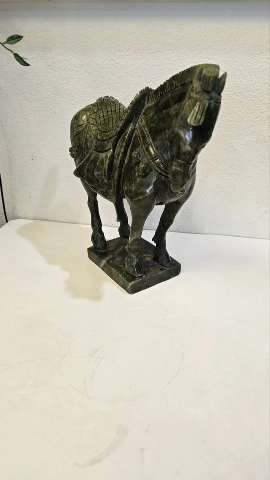 Escultura de caballo china tallada a mano en forma de espiga de jade Foto 2 de 4