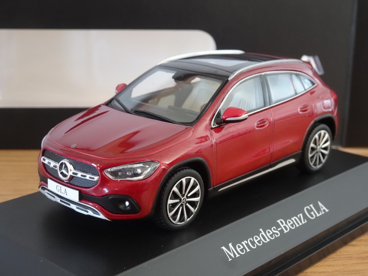 1/43 メルセデスベンツ 2代目GLAクラス Mercedes-Benz GLA ディーラー