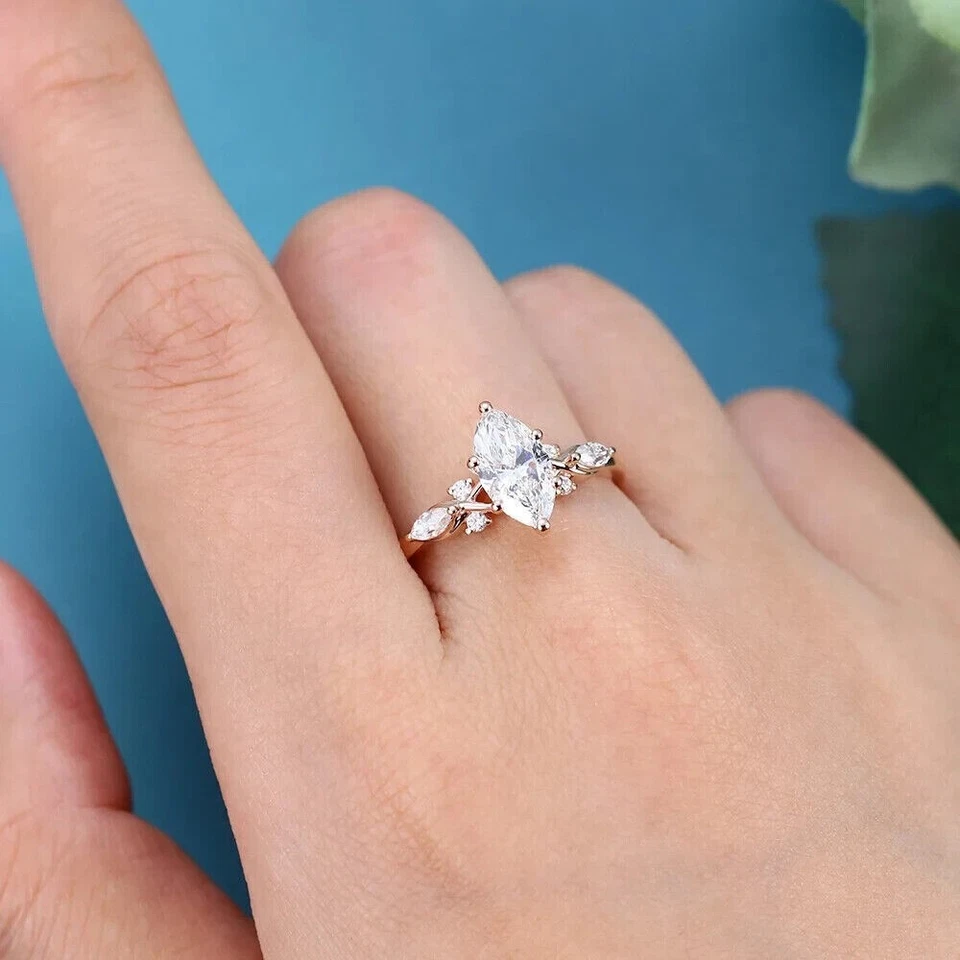 Anillo de compromiso de diamantes de corte marquesa de 2 quilates creado en laboratorio de oro rosa de 14 quilates Foto 3 de 4