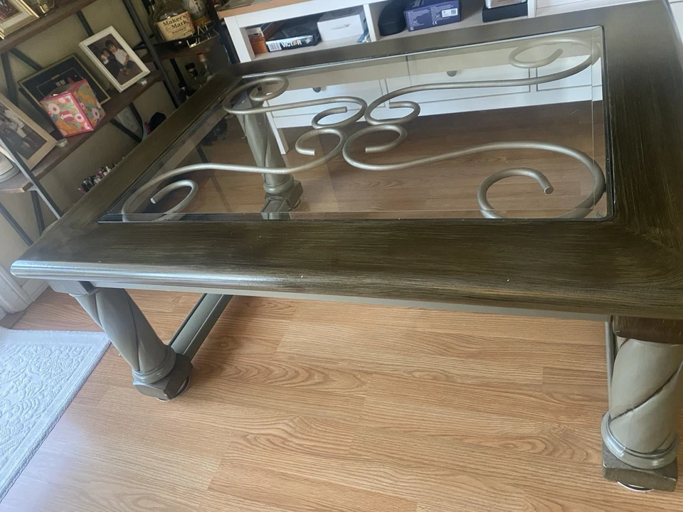 Mesa de centro de colección con tapa de vidrio y diseño de hierro con marco de imitación y madera real Foto 3 de 4