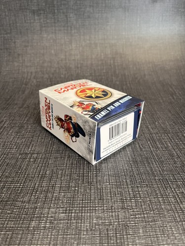 Captain Marvel: Enamel Pin & Magnets & Mini Booklet - Picture 3 of 8