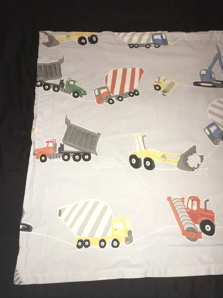 Almohada de construcción Pottery Barn para niños camiones de volteo falsos mezcladores de cemento gris rojo Foto 2 de 4