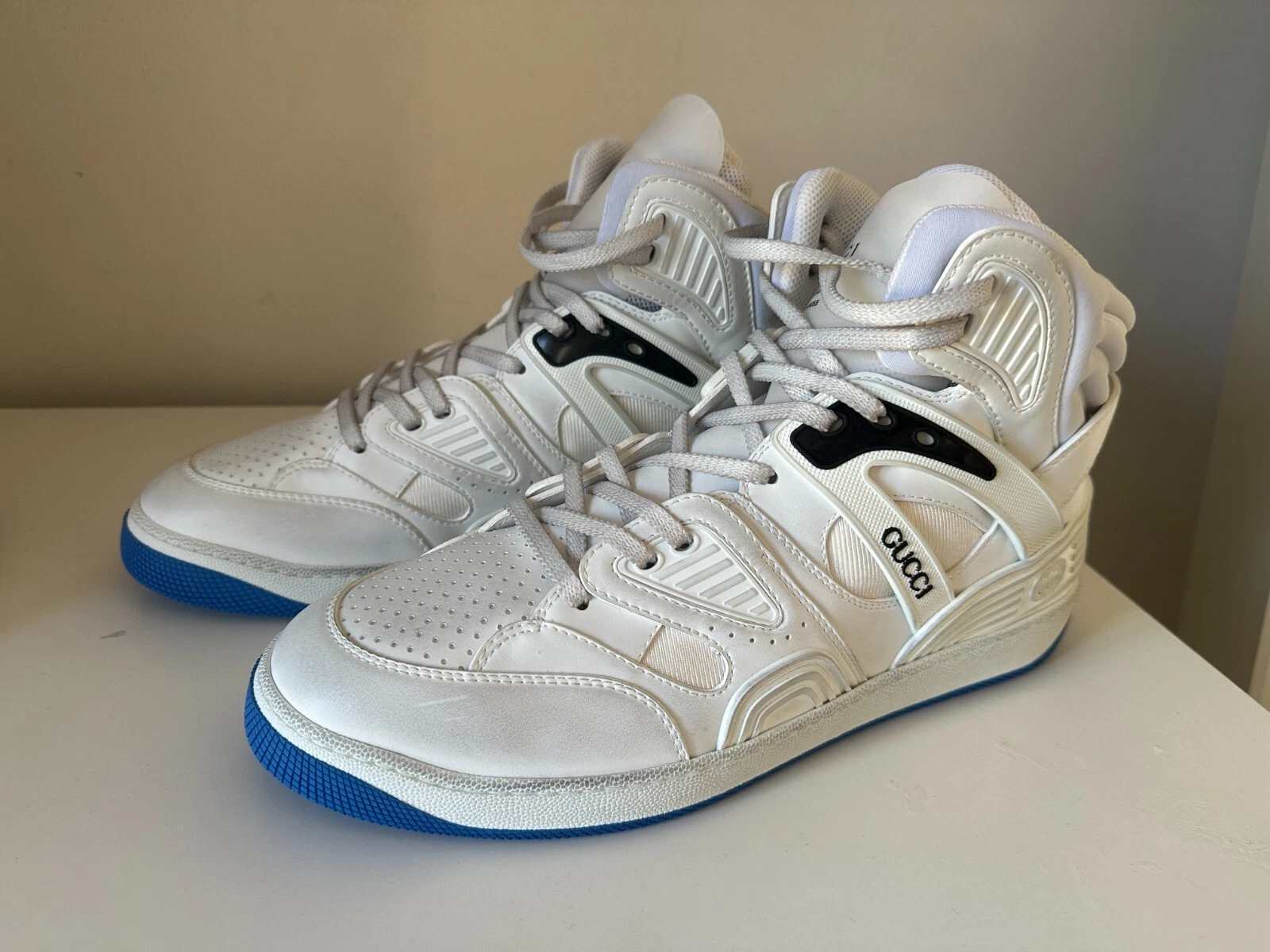 Baskets panier haut de gamme Gucci pour hommes neuves avec étiquettes, blanches et bleues. Taille 9,5 UK, 10,5 US