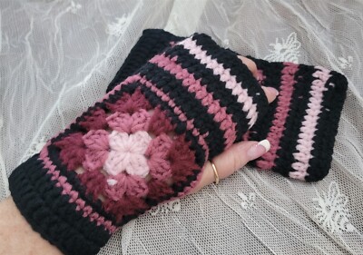 Victorian Trading Midnight Roses Black Pink Granny Square Fingerless Gloves  47B