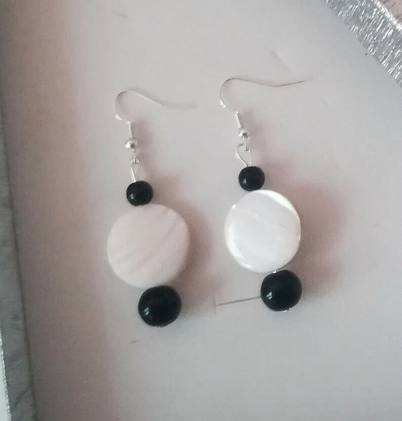 ORECCHINI DONNA IN ONICE NERA CON MADREPERLA E ARGENTO, BLACK AND WHITE EARRINGS - Immagine 3 di 4