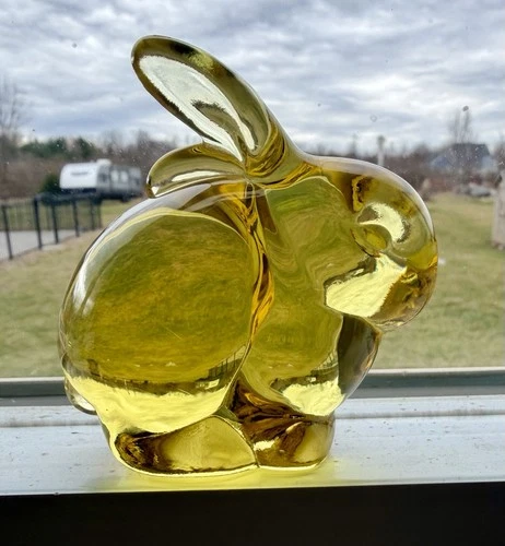 Fenton Buttercup Yellow Glass Bunny