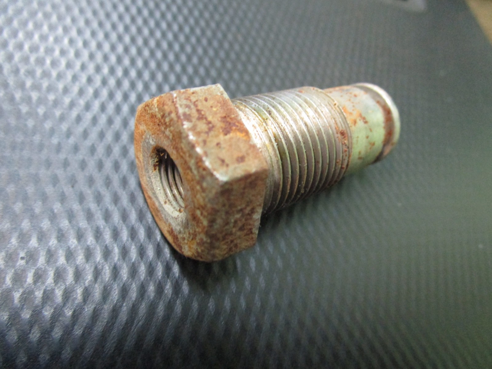 Rolls Royce Shadow, Corniche rear height control valve pipe adaptor UR12162