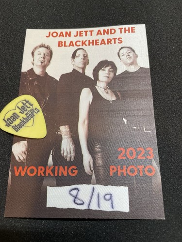 Joan Jett & the Blackhearts 2023 Konzert Tour Backstage Pass und Gitarrenplektrum