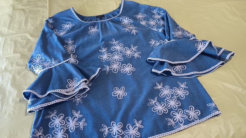 WOMENS XL DENIM BLOUSE~fancy Boho Fiesta style~white flowers on blue