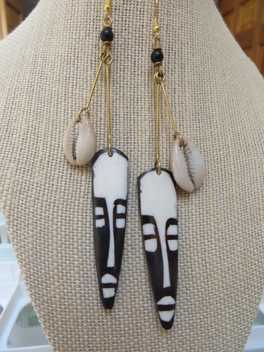 African Ethnic Jewelry COWRIE SHELL, BRASS, BATIK BONE MASK EARRINGS KENYA A - Picture 4 of 4