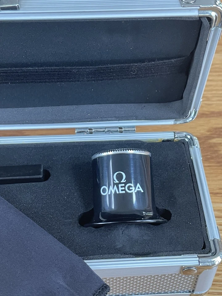 Caja de cuidado de limpieza rara OMEGA | Lupa lupa | Paño de limpieza | Cepillo Foto 3 de 4