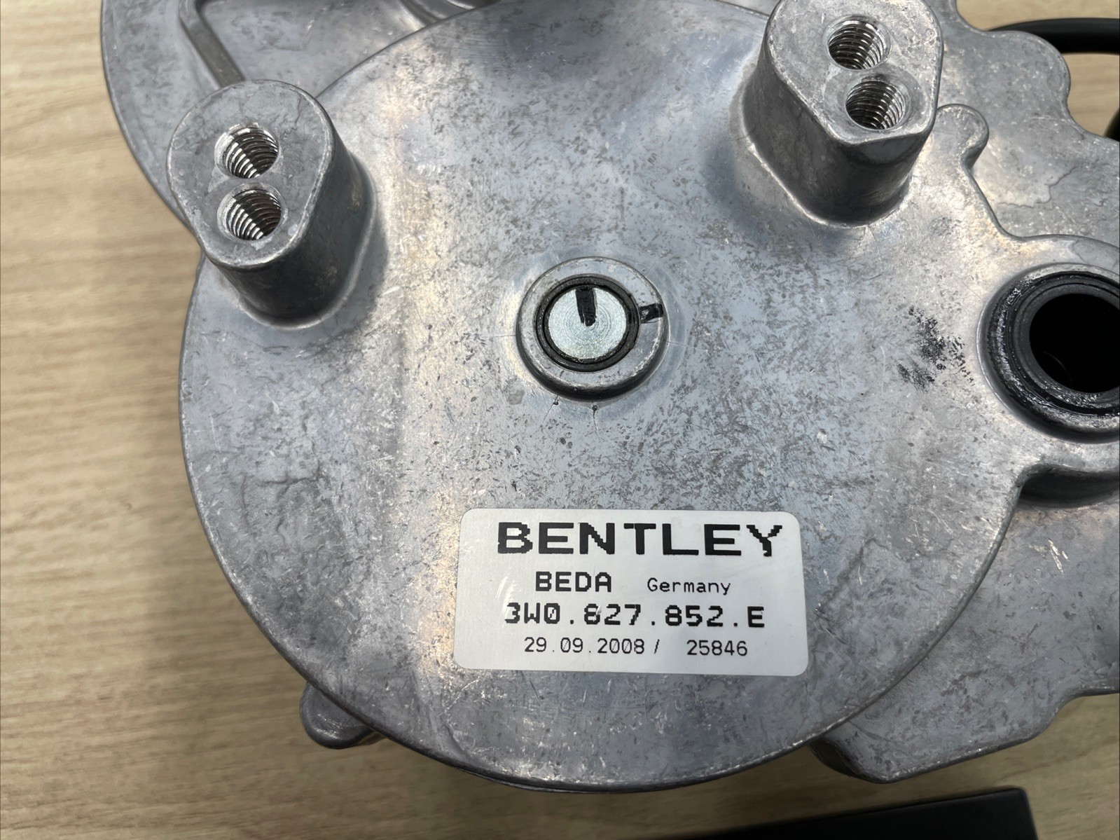 2009 BENTLEY CONTINENTAL TRUNK DECK LID POWER MOTOR  ACTUATOR OEM 3W0827852E ￼