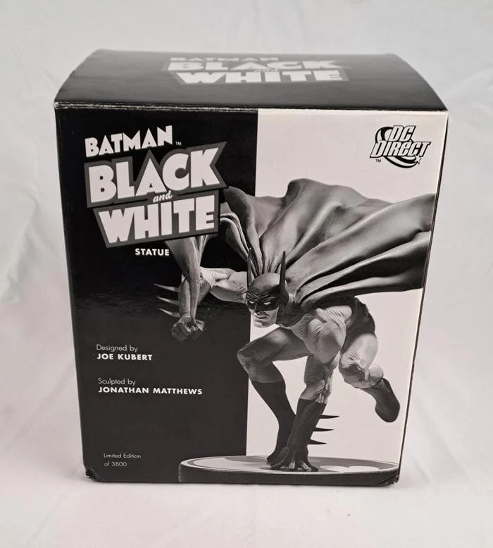 BATMAN - Black & White Batman by Joe Kubert Resin Statue Dc Direct - Photo 2/3