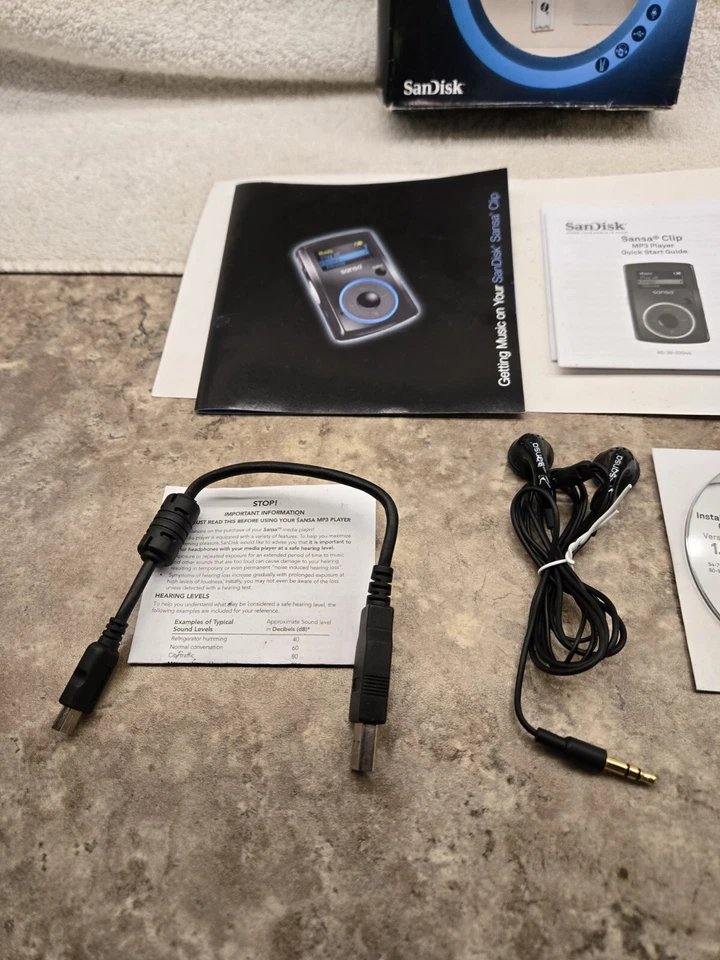 Sandisk Sansa Clip 4GB MP3 Player PARTS OR REPAIR Does Not Work When Plugged In - Image 2 of 4