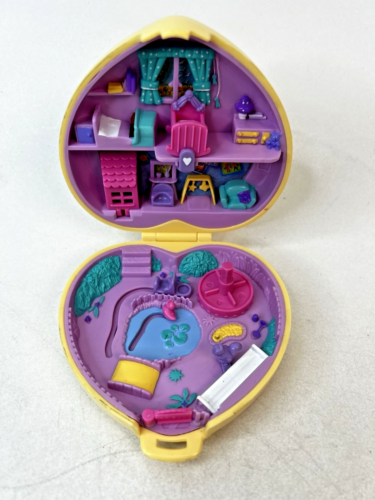Polly Pocket Strollin' Baby Quilted Yellow Heart Compact 1994 No People