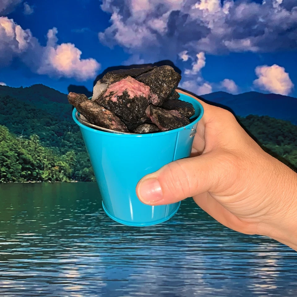 Cubo lleno de rodonita en bruto + piedras preciosas facetadas GRATIS - Elige el color del cubo Foto 3 de 3