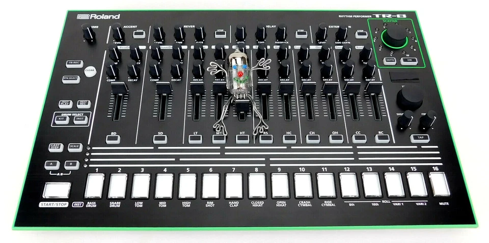 Roland TR-8 AIRA Drum Synthesizer + Fast Neuwertig + 1,5Jahre Garantie