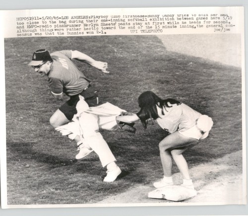 Divertida Playboy Bunnies Play Inning BÉISBOL Los Ángeles DE COLECCIÓN 1965 Foto de Prensa - Imagen 1 de 2