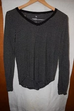 Women's Long Sleeve, V-neck, Striped Shirt. XS