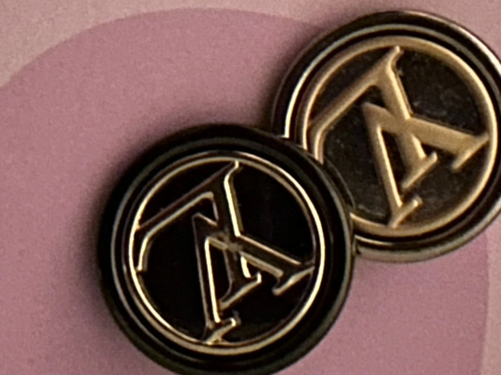 LOUIS VUITTON（LV） COPPIA BOTTONI VINTAGE LOUIS VUITTON LV 23mm 2pz metallizzati oro su argento LOOK