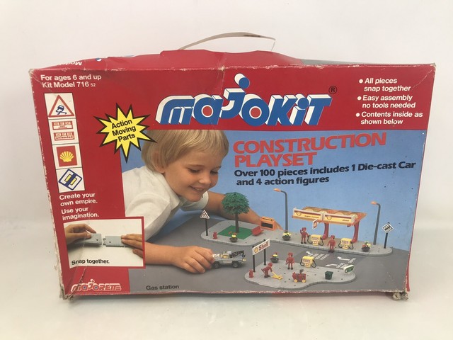 Majokit . Station service + Garage SHELL . Inclus 2 personnages et 3