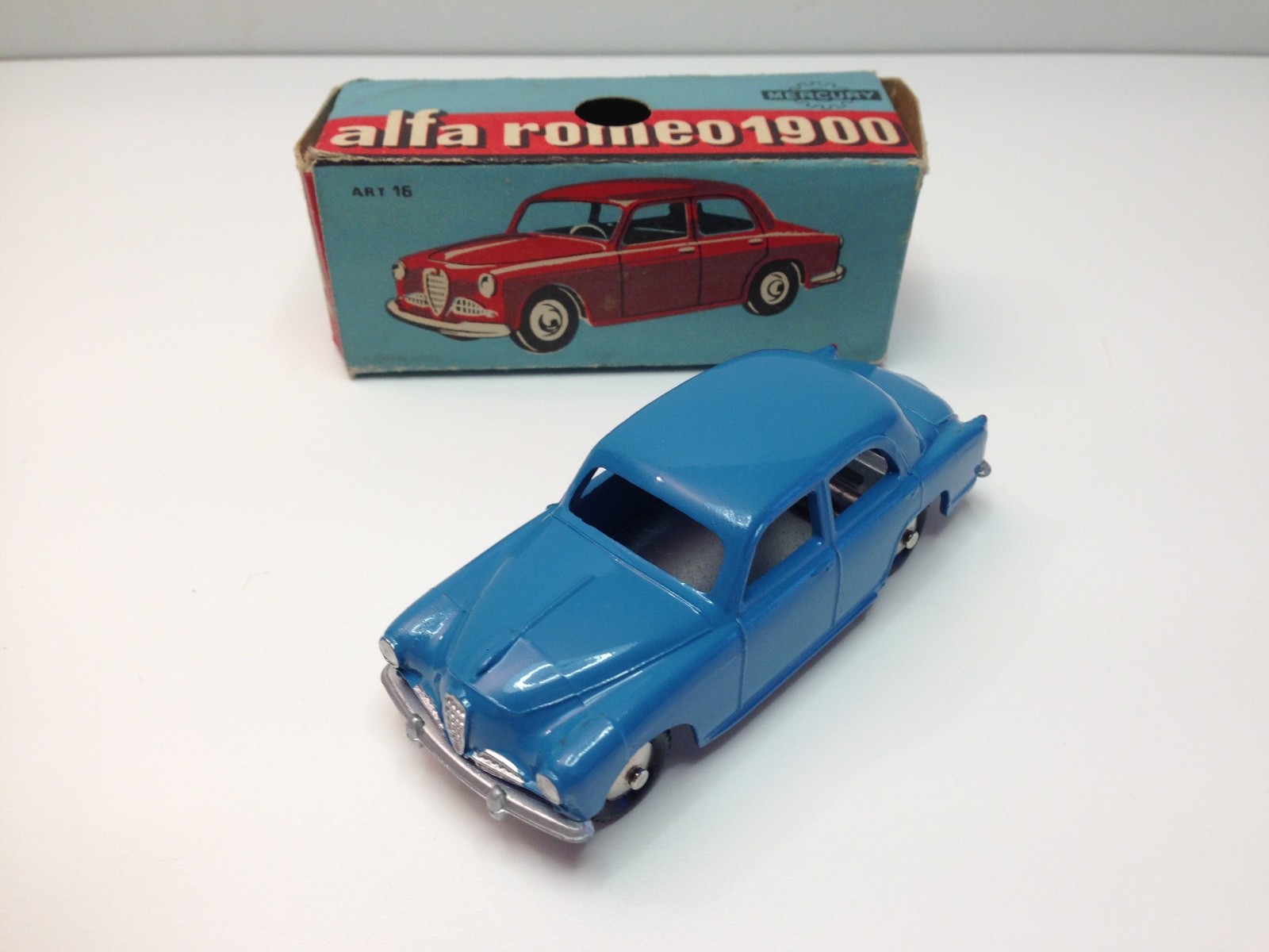 Bburago 1:43 Alfa Romeo Stelvio rouge 18-30389R / 18-30000 modèle