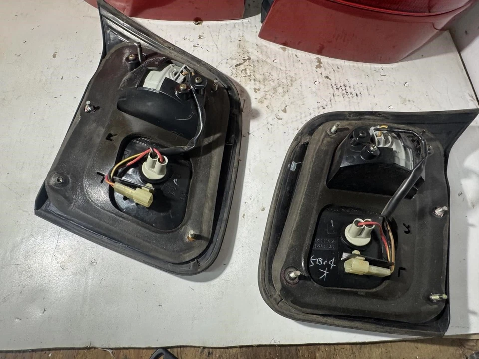 Juego de luces traseras Subaru Forester 2001-2002 OEM (4 piezas) escotilla derecha + derecha y cuarto Foto 4 de 4