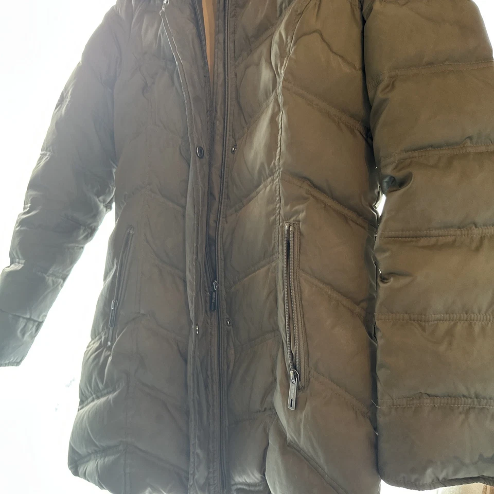 Abrigo largo de invierno acolchado Kenneth Cole Reaction para mujer con capucha de piel sintética M Foto 3 de 4