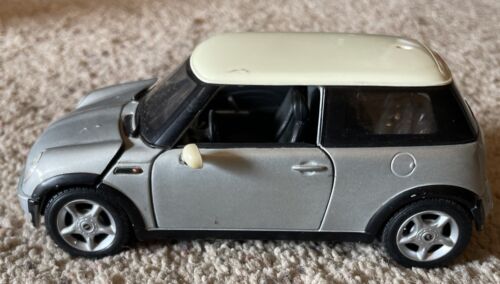 ' Maisto ' Mini Cooper Hard Top, srebrny - samochód odlewany ciśnieniowo w skali 1/24 - bez pudełka - Zdjęcie 1 z 14