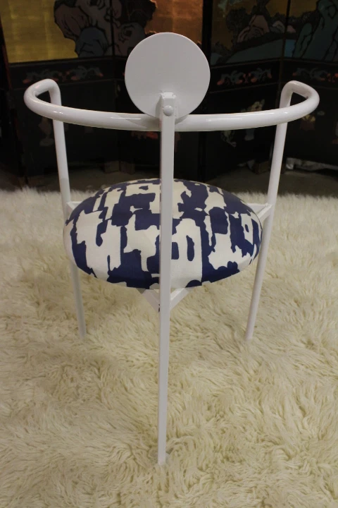 4 sillas blancas de acero de estilo posmoderno hechas a medida - sin mesa Foto 4 de 4