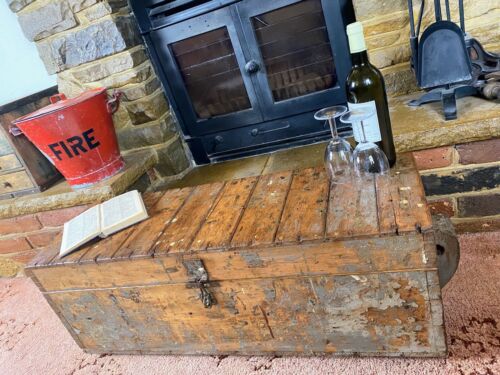 Old Antique Pine Chest, Vintage Wooden Storage Trunk, Blanket Box, Coffee Table. - Foto 1 di 8