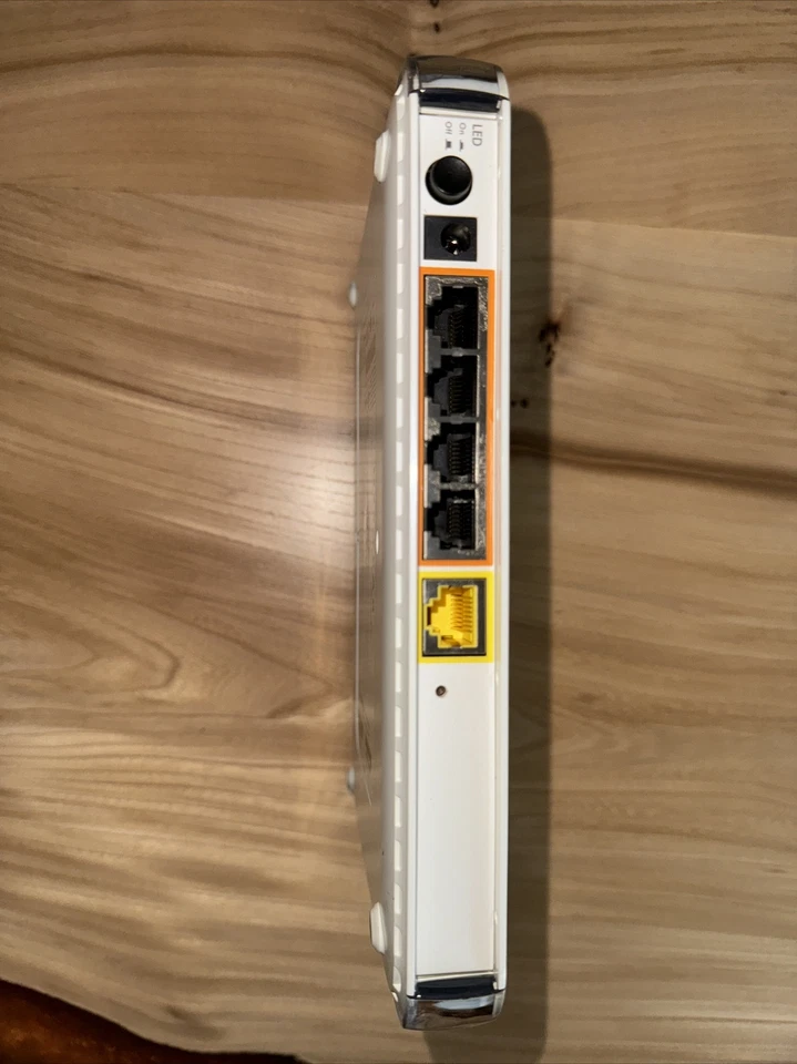 Router inalámbrico NetGear RangeMax WPN824 v3 con cable de alimentación Foto 4 de 4