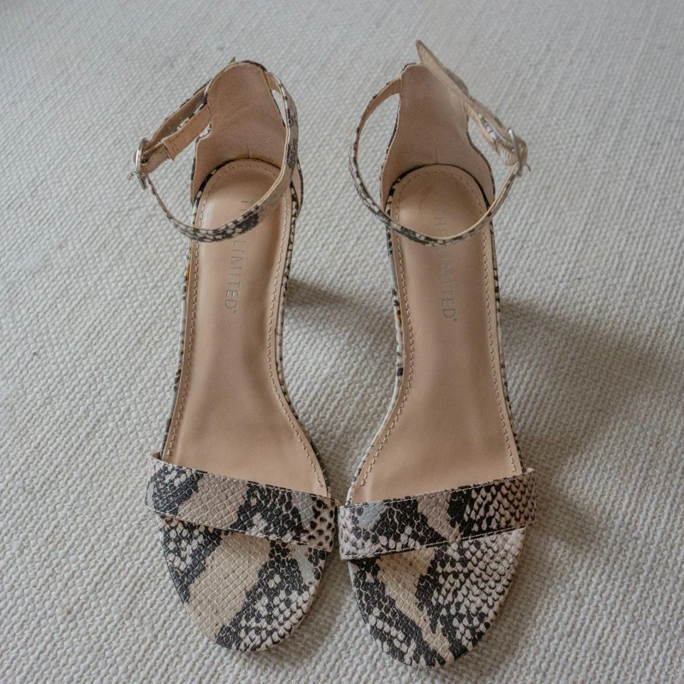Sandalia gruesa Preppy The Limited piel de boa de serpiente punta abierta tacones Foto 2 de 4