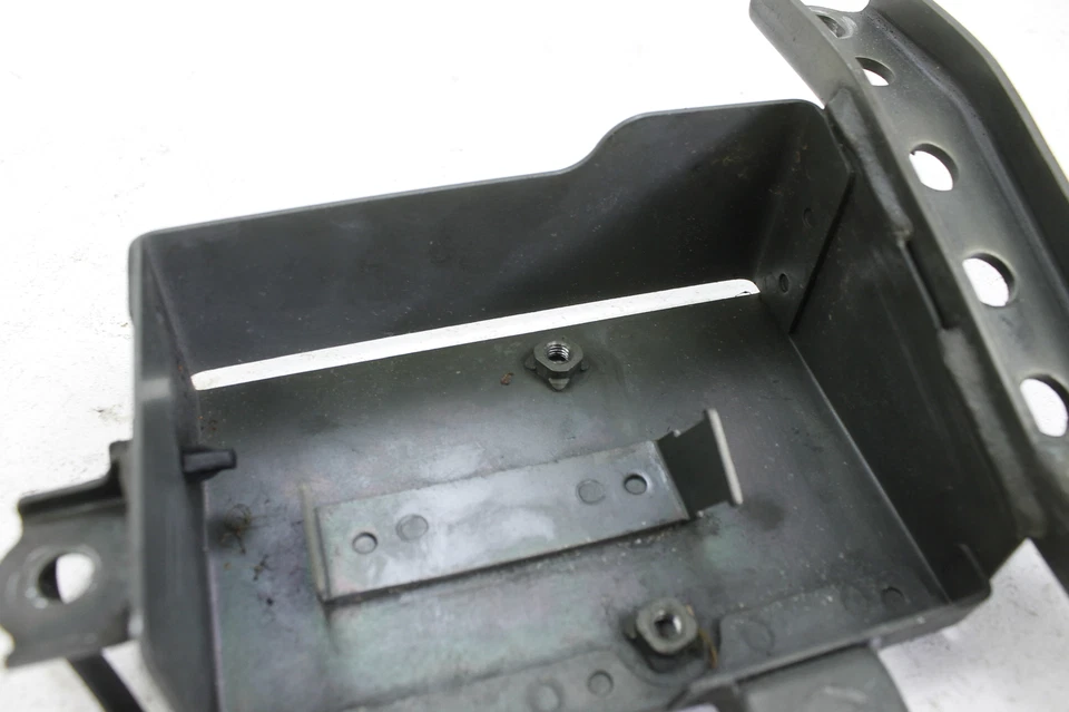 SUZUKI 05 BOULEVARD 01-04 INTRUDER VOLUSIA RECTIFIER VOLTAGE REGULATOR BRACKET - Image 4 of 4