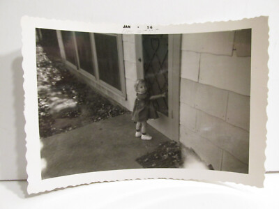 1956 VINTAGE FOUND PHOTOGRAPH OLD B&W ART PHOTO AMERICAN BLONDE GIRL FRONT DOOR