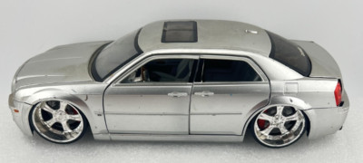 JADA 2005 Chrysler 300c Hemi 1:24 Scale Silver Metal Car 90179 DUB City