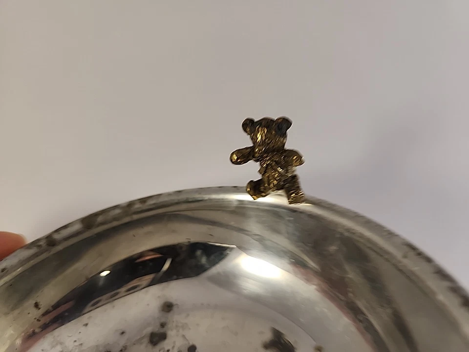 Tigela infantil vintage antiga de estanho Newbury — ursinho de pelúcia de latão na borda — ~51/2" - Imagem 3 de 4