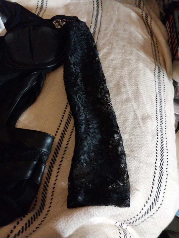 Traje corporal BeBe Brooklyn's negro hombro frío encaje/inmitación cuero negro azabache talla M Foto 4 de 4