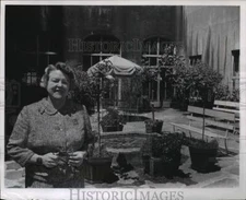 1964 Press Photo Miss Betty Clague manages City Women's club in San Francisco