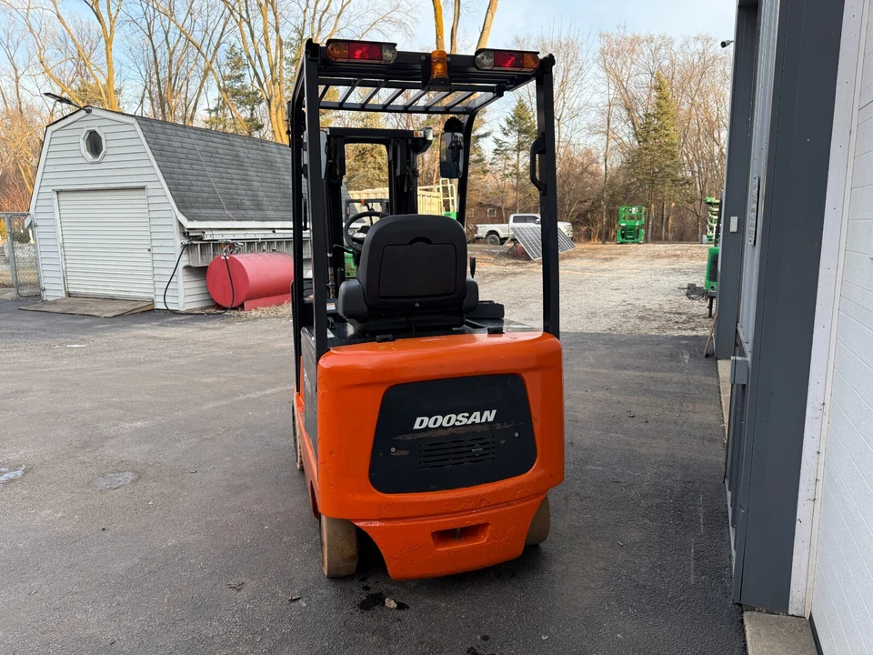 2011 Doosan BC25S-5 Electric Forklift 5000 lbs Triple Mast 188" Low Hours - Image 4 of 4