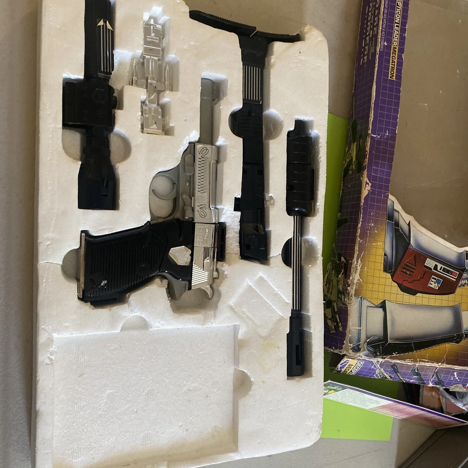 TRANSFORMERS G1 MEGATRON 1984 WITH damage BOX VINTAGE HASBRO - Image 4 of 4