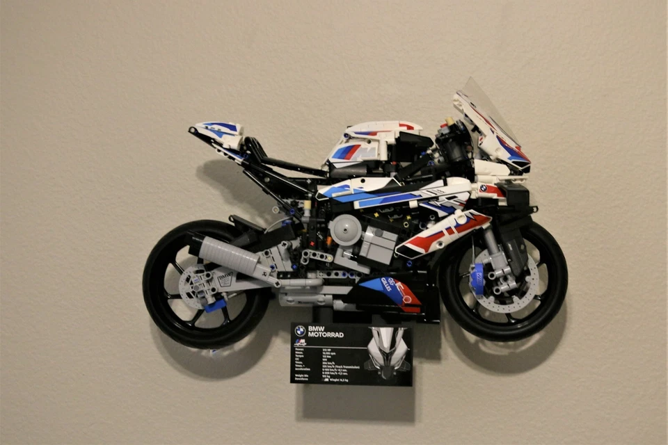 Ultimate Display Solutions pantalla de montaje en pared para Lego 42130 BMW M 1000RR Foto 2 de 4
