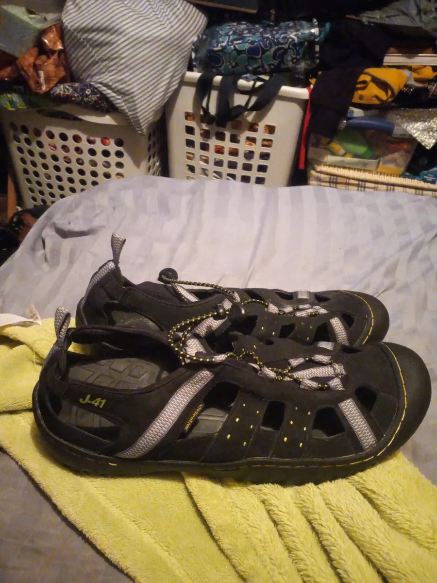 J41 store water shoes