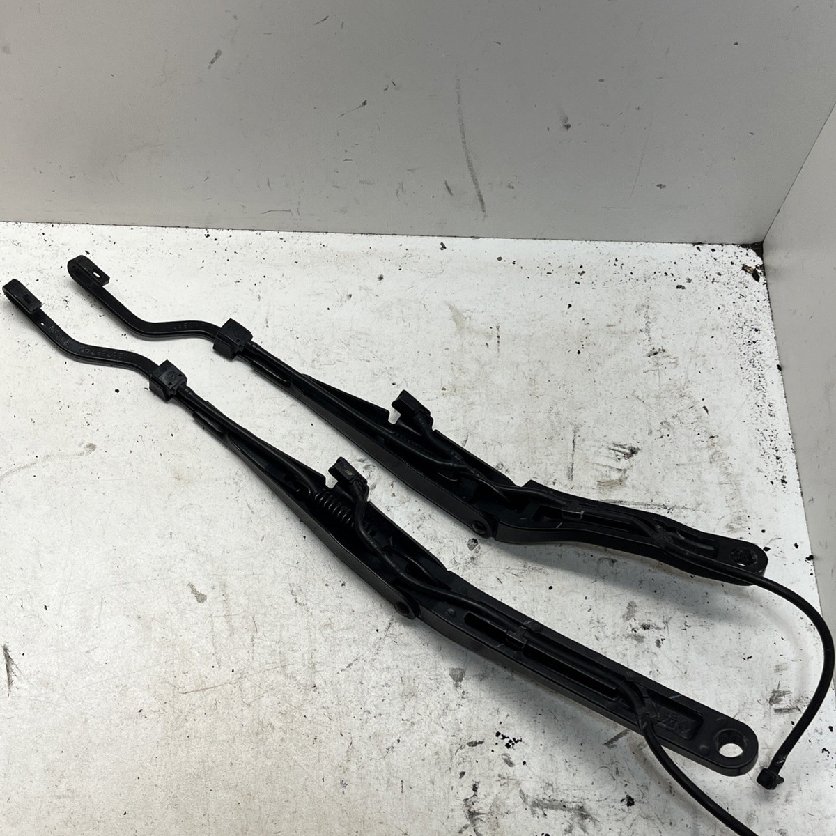 07-10 SATURN SKY FRONT LEFT & RIGHT WINDSHIELD WIPER ARM SET PAIR