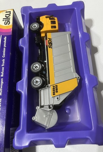Siku #2820 Mercedes Benz Garbage Truck 1:55 Scale - Picture 21 of 24