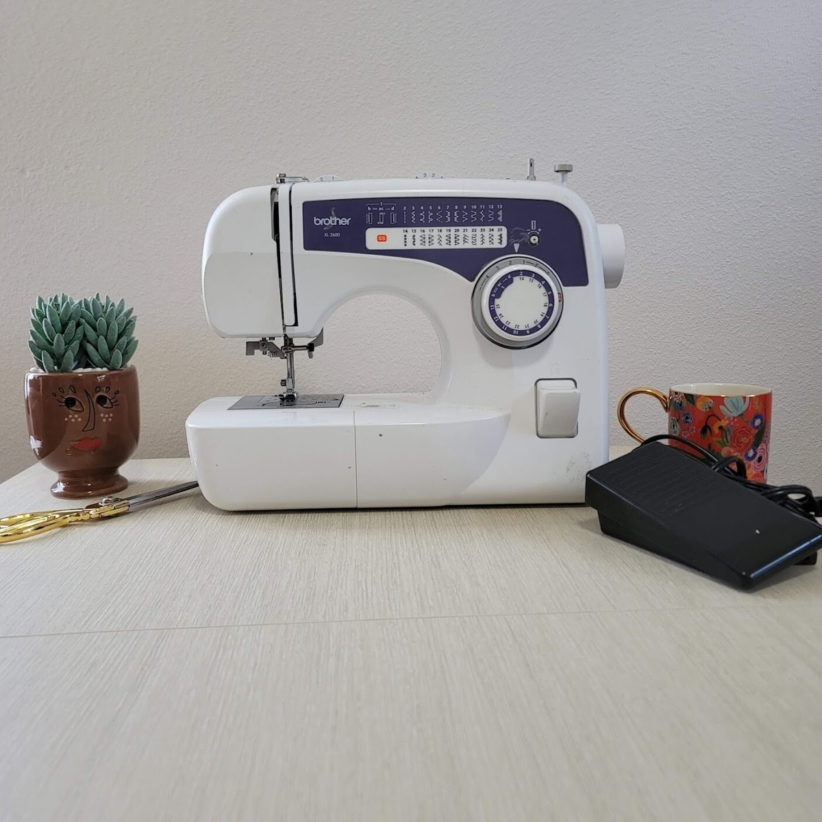 Brother Xl 2600 Sewing Machine w Pedal. Excellent Used Condition