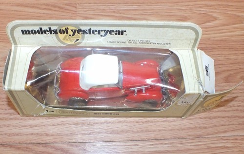 Genuine Matchbox (812) Yesteryear 1937 Cord Red And White Collectible Toy Car - Picture 2 of 7
