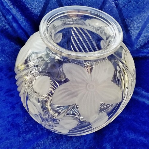 Schwere Vintage Kristallglas Blumenvase mit Blumenmotiv-rundlich,- sehr hübsch- - Bild 3 von 5